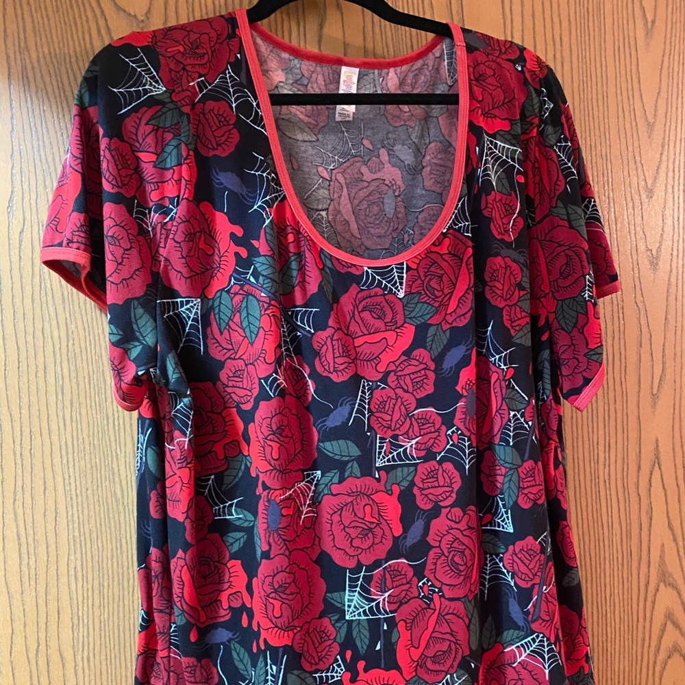 3xl like new rose and web Lularoe Classic T